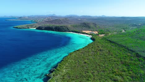 Weitwinkel-Panoramablick-Auf-Den-Atemberaubenden-Tiefblauen-Türkisfarbenen-Buchtstrand-Auf-Curaçao