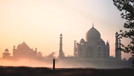 Lapso-De-Tiempo-Del-Taj-Mahal-Con-Niebla-Durante-La-Hora-Del-Amanecer-En-Agra-Uttar-Pradesh-India