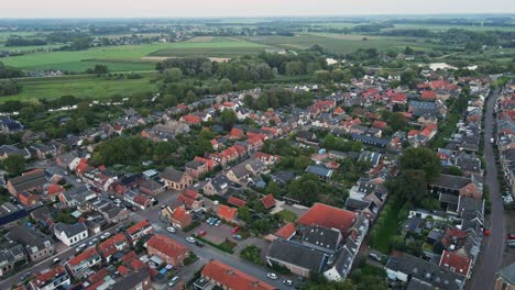 Luftaufnahme-Einer-Wunderschönen-Kleinstadt-In-Den-Niederlanden