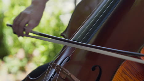 Hände-Eines-Cellisten,-Der-Draußen-Cello-Spielt
