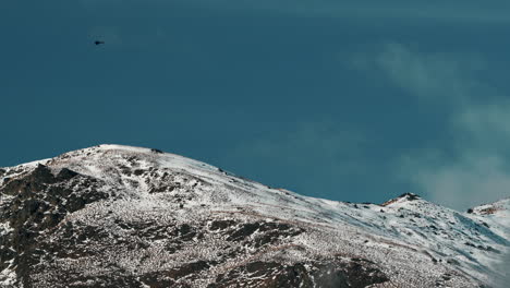 Hubschrauber-Fliegt-über-Dem-Schneebedeckten-Berg-In-Queenstown,-Neuseeland