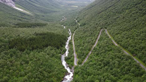 Landschaftsaufnahme-Der-Straße,-Die-Zum-Trollstigen-In-Norwegen-Führt