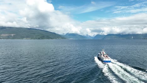 Luftaufnahme-Eines-Charterbootes-EPOs,-Das-Während-Der-Sommerferien-Mit-Touristen-Auf-Dem-Sognefjord-In-Norwegen-Kreuzt