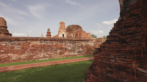 Templo-De-Ruinas-Antiguas-En-Ayutthaya,-Tailandia.-4k-60fps