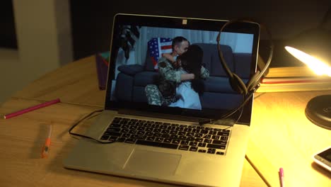 Militar-Con-Hija-Abrazándose,-Video-En-Computadora-Portátil