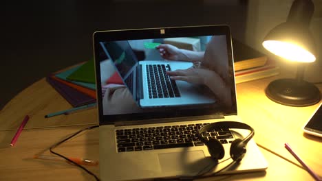 Hände-Tippen-Auf-Der-Computertastatur,-Bewegliche-Kamera,-Geschäftsmann-Arbeitet-Am-Laptop-PC-Im-Büro