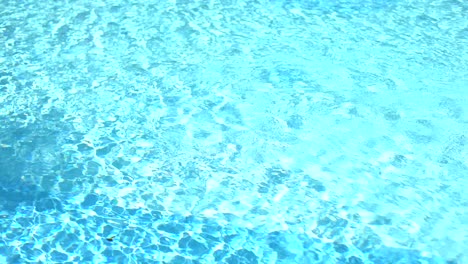 Textur-Der-Wasseroberfläche,-Zeitlupenschleife,-Saubere-Wellen-Und-Wellen-Im-Schwimmbad,-Brechung-Des-Sonnenlichts,-Draufsicht,-Textur-Meerseite,-Weißer-Sand,-Sonnenschein,-Wasserschleifenhintergrund,