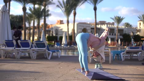 Frauen-Trainieren-Yoga-Draußen-In-Der-Nähe-Des-Pools.-Sport--Und-Gesundheitskonzept.
