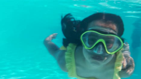 Kleines-Mädchen-Schwimmt-Unter-Wasser-In-Einer-Unterwasser-Panoramamaske.-Ein-Kind-Schnorchelt.-Blasen-Umgeben-Das-Baby-Von-Allen-Seiten.