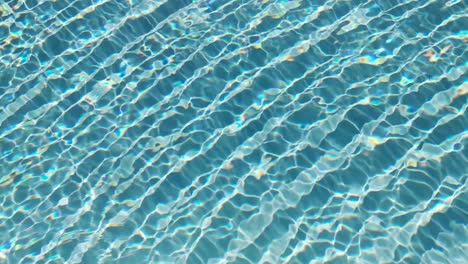 Wasseroberflächenstruktur,-Zeitlupe,-Saubere-Wellen-Und-Wellen-Im-Schwimmbad,-Brechung-Des-Sonnenlichts,-Draufsicht,-Textur,-Meerseite,-Weißer-Sand,-Sonnenschein,-Wasserhintergrund.-Wasserätzender-Hintergrund