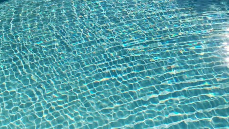 Wasseroberflächenstruktur,-Zeitlupenschleife,-Saubere-Wellen-Und-Wellen-Im-Schwimmbad,-Brechung-Des-Sonnenlichts,-Draufsicht,-Textur-Am-Meer,-Weißer-Sand,-Sonnenschein,-Wasserschleifenhintergrund