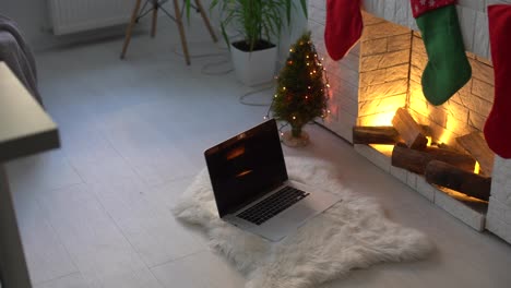 Laptop-Am-Arbeitsplatz-Des-Weihnachtsmanns.-Nahaufnahme-Eines-Computers-Mit-Chroma-Key-Auf-Dem-Tisch.-Konzept-Für-Weihnachtszeit,-Feiertage-Und-Feiern.-Neujahrsbaum-Und-Kamin-Im-Hintergrund.