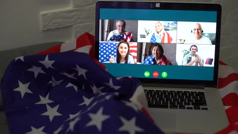 Amerikanische-Oder-US-amerikanische-Nationalflagge.-Arbeiten-Von-Zu-Hause-Aus-Auf-Einem-Computer-Notebook-Laptop-Auf-Einer-Webcam-Videokonferenz-In-Quarantäne.