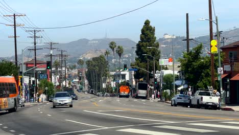 Cars-driving-on-Sunset-Boulevard-in-Los-Angeles