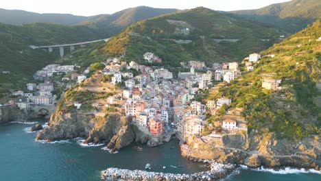 Wunderschöne-Luftaufnahme-Der-Cinque-Terre,-Italien-Zur-Goldenen-Stunde