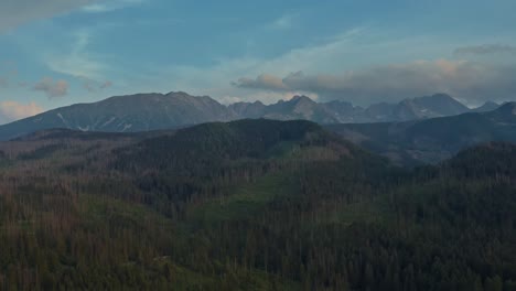 Paisaje-Montañoso-Y-Bosques-Sobre-Aldeas-En-La-Región-De-Podhale,-Sur-De-Polonia