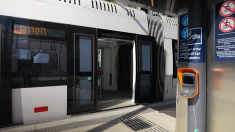Tram-doors-closing-at-the-train-station,-establishing-shot