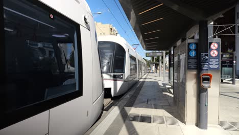 Train-arriving-at-the-light-rail-station-in-Tel-Aviv,-new-metro-line