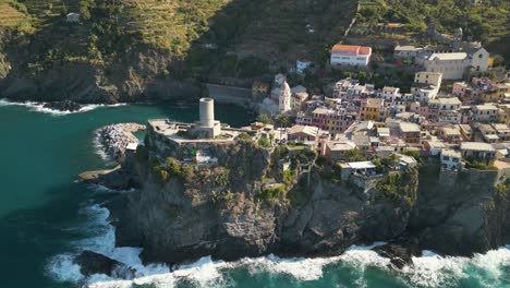 Incredible-Cliffs-of-Cinque-Terre-in-Vernazza,-Italy