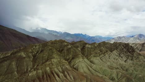 La-Cámara-Aérea-De-Drones-Se-Mueve-Sobre-Las-Montañas-De-Leh-Ladakh-Donde-No-Hay-Camino-Para-Escalar-Y-Las-Montañas-Del-Himalaya-Son-Visibles-En-El-Fondo-Rodeadas-De-Nubes