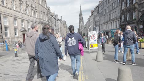 Tourists,-locals-and-visitors-walking-up-and-down-the-Royal-Mile,-Edinburgh