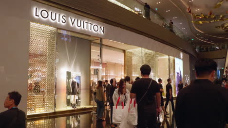 Louis-Vuitton-Luxusgeschäft-Im-Einkaufszentrum-Iconiam-Mit-Der-Dekoration-Eines-Ladens,-Der-Elegant-Und-Schön-Aussieht