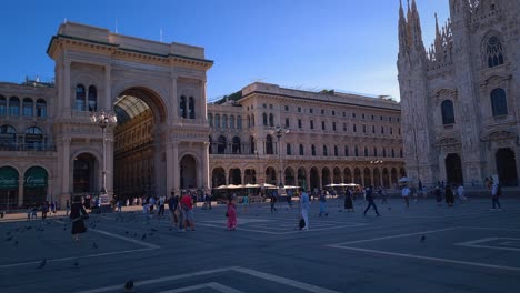 Mehrere-Touristen-Im-Berühmten-Einkaufszentrum-Galleria-Vittorio-Emanuele-II-In-Mailand,-Italien
