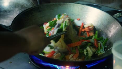 Filmische-4K-Kochaufnahmen-Eines-Thailändischen-Kochs,-Der-In-Einem-Wok-In-Der-Küche-Eines-Restaurants-In-Thailand-Thailändisches-Essen-Kocht