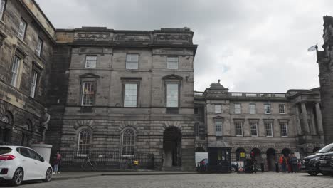Vehicles-and-visitors-at-Parliament-Square-in-Edinburgh,-Scotland