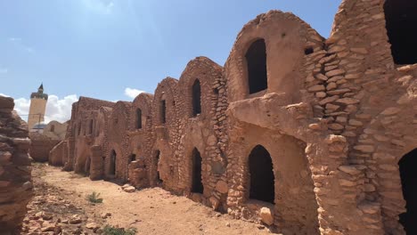 Ruinen-Eines-Getreidespeichers-Von-Ksar-Hadada-Mit-Einer-Moschee-Im-Hintergrund-In-Tunesien