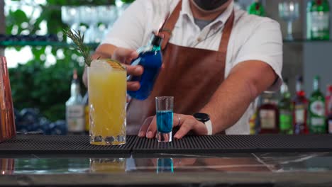 Lateinamerikanischer-Barkeeper,-Mexikaner-Am-Strand,-Cocktail,-Piña-Colada-Und-Blue-Shot,-Hpnotisch,-Hypnotisch,-Frisches-Getränk,-Spaß,-Urlaub