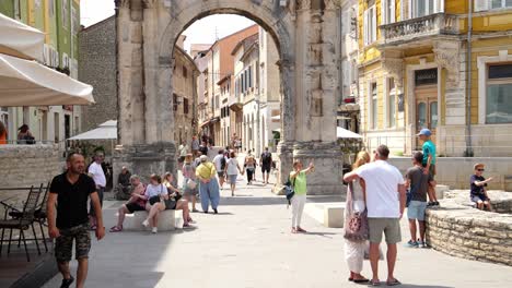 Locals,-visitors-and-tourists-in-the-city-of-Pula,-Northwestern-Croatia