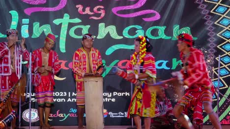 Southern-Mindanao-Philippines-Tribe-Tritt-Auf-Der-Bühne-Während-Des-Honors-Festivals-In-Davao-City-Auf