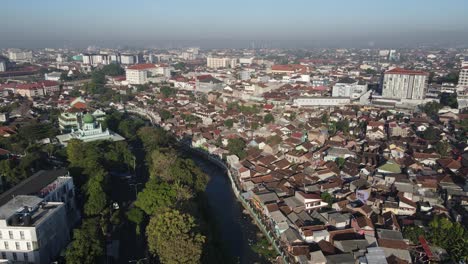Luftaufnahme-Der-Innenstadt-Von-Yogyakarta,-Des-Flusses,-Von-Gebäuden,-Häusern-Und-Kleinen-Straßen,-Aufgenommen-Am-Morgen
