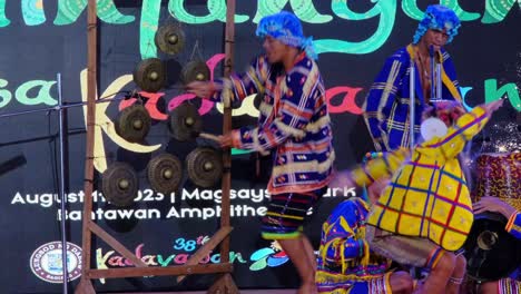 Un-Joven-Que-Presenta-Su-Baile-Tribal-En-El-Escenario-Durante-El-Festival-De-La-Ciudad-De-Davao