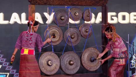Las-Mujeres-En-Su-Traje-Nativo-Tocan-Música-Usando-Los-Instrumentos-Agong