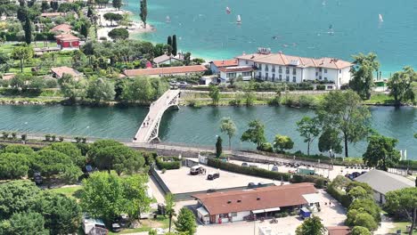 Puente-De-Primer-Nivel-Que-Conecta-Riva-Del-Garda-Italia-Drone