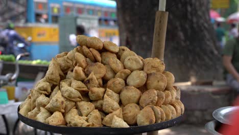 Auf-Den-Offenen-Straßen-Von-Kalkutta-Wird-Ein-Fastfood-Namens-Singara-Verkauft