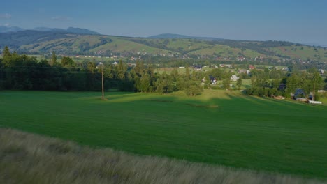 Paisaje-Rural-Con-Pueblos-Cerca-De-Cadenas-Montañosas-En-Dzianisz,-Región-De-Podhale,-Polonia.