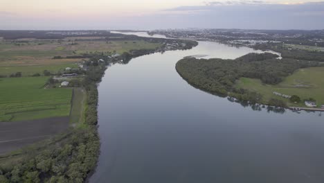 Río-Maroochy-Al-Atardecer---Pintoresco-Canal-Que-Fluye-A-Través-Del-Follaje-Verde-En-Queensland,-Australia