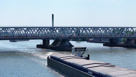 Flussfrachtschiff-„Aquarius“-Fährt-Unter-Verkehrsreicher-Brücke-Hindurch