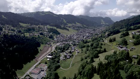 Das-Tal-Der-Französischen-Alpen-Mit-Dem-Dorf-Les-Wird-Im-Sommer-Von-Einem-Berghang-Aus-Gesehen