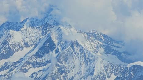 Fascinante-Vista-De-Los-Alpes-Italianos-Del-Mont-Blanc-Desde-Un-Avión-De-Ventana