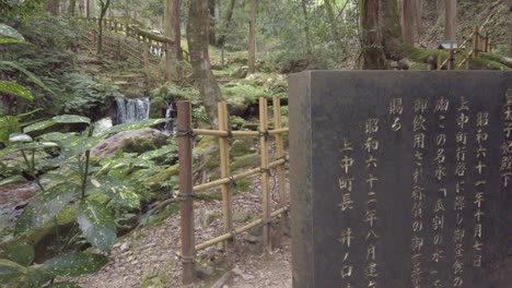 Reines-Wasser-Kaskade-Zen-Panorama-Tentokuji-Japan,-Shinto-Tempel-Waldlandschaft-Wakasa-Uriwari-Meisui