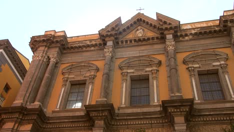 Captura-De-ángulo-Bajo-En-Un-Día-Soleado-De-Arquitectura-En-La-Ciudad-De-Nápoles-En-Italia
