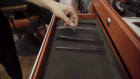 Barber-Combs-In-The-Barber-Shop---close-up