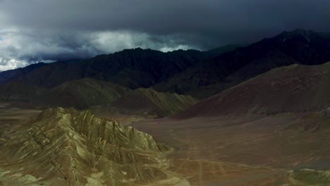 Escena-Aérea-De-Las-Montañas-De-Leh-Ladakh-Donde-Las-Montañas-Están-Rodeadas-De-Nubes-En-Tiempo-Lluvioso-Y-Se-Ven-Nubes-Cumulonimbus-Oscuras-Llenas-De-Agua