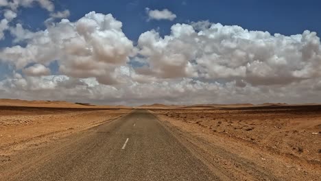Fahren-Auf-Einer-Verlassenen,-Abgelegenen-Tunesien-Wüstenstraße-An-Einem-Bewölkten-Tag,-Aus-Der-Sicht-Eines-Autofahrers