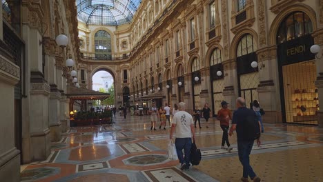 Galleria-Vittorio-Emanuele-Touristeneinkauf-Im-Luxus-Einkaufszentrum-In-Der-Innenstadt
