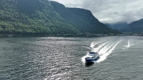 Vorderansicht-Eines-Touristenbootes,-Das-An-Einem-Sonnigen-Sommertag-Von-Vik-Aus-Den-Sognefjord-Befährt-–-Norwegen,-60-Fps